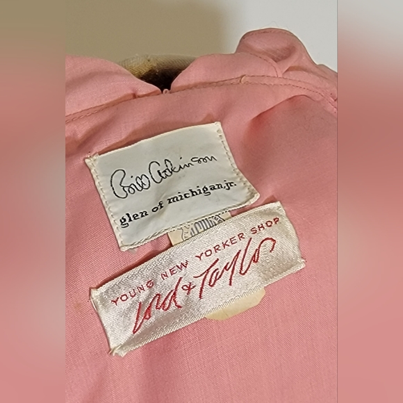 Pink vintage top with ruffles and round wooden buttons. - Picture 4 of 4